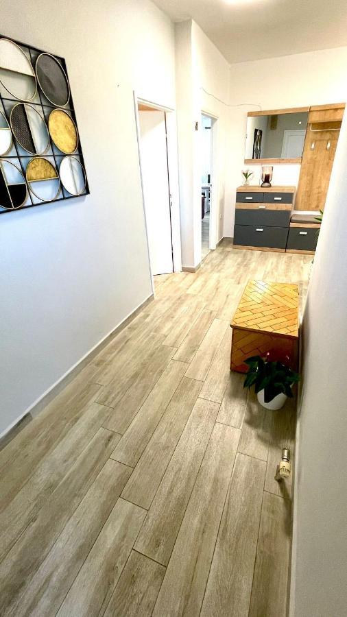 Apartment For 6 + Free Parking Place Zadar Exteriör bild