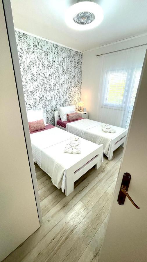 Apartment For 6 + Free Parking Place Zadar Exteriör bild